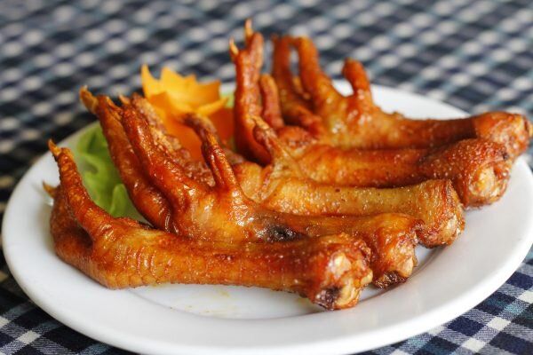   پای مرغ در کشور ما چندان مورد استفاده نیست درحالی که استان اردبیل، یکی از مهمترین صادرکننده‌های پنجه مرغ به کشورهای آسیای جنوب شرقی محسوب می‌شود، اما اکثر مردم از خواص دارویی و درمانی این ماده غذایی اطلاعی ندارند.  ناصر رضایی‌پور دبیر انجمن علمی طب سنتی ایران در خصوص خواص پای مرغ در طب ایرانی اظهار کرد: پای مرغ از خواص درمانی بسیار زیادی برخوردار است که معمولا اکثر افراد از آن بی‌خبر هستند و تمایلی برای مصرف این ماده غذایی ندارند.  رضایی پور گفت: طبق نتایج پژوهش‌های انجام‌شده این ماده غذایی حاوی برخی پروتئین‌ها، ویتامین‌ها و مواد معدنی موردنیاز بدن، ازجمله ویتامین A و ویتامین D، فسفر، کلسیم، منیزیم و اسیدهای چرب است.  او افزود: مصرف این ماده غذایی برای کسانی که از نرمی غضروف رنج می‌برند بسیار مناسب خواهد بود، زیرا سولفات کندرویتین موجود در پای مرغ یک غضروف ساز طبیعی است که می‌توان از آن در کنار دیگر داروها استفاده کرد.  این متخصص طب سنتی و ایرانی گفت: از دیدگاه طب ایرانی، پنجه مرغ زودهضم است و فضولات کمی از آن تولید می شود، به همین دلایل، سوپ جو و پای مرغ، غذای مناسبی برای دوره نقاهت و همچنین مبتلایان به تب و سرفه‌های گرم و زخم‌های گوارشی است همچنین عصاره پنجه مرغ به ترمیم زودتر شکستگی استخوان‌ها کمک می‌کند، البته باید توجه داشت که پنجه مرغ، تنها می‌تواند بخش کوچکی از کلسیم، آهن مورد نیاز بدن را تأمین کند.  او بیان کرد: از جمله دیگر خواص غذایی این خوراکی می‌توان به پیشگیری از پوکی استخوان، پیشگیری و درمان راشیتیسم یا نرمی‌ استخوان، کمک به درمان استئوآرتریت، پیشگیری و درمان سائیدگی و صدای مفاصل، پیشگیری و درمان دیسک کمر و بهبود علایم آن، کمک به ترمیم شکستگی استخوانها، بهبود وضعیت غضروف تخریب شده به علت داشتن میزان زیادی مواد غضروف ساز، بهبود رشد کودکان، کمک به درمان نکروز سر استخوان ران کودکان، درمان سرماخوردگی و رفع ضعف شدید، کمک به رفع خشکی، حفظ سلامتی و جوانی پوست و ناخن‌ها اشاره کرد.  رضای پور در نهایت افزود: تا امروز عوارضی از مصرف این ماده غذایی شناخته نشده است، اما باید توجه داشت که در مصرف پای مرغ باید حداعتدال رعایت شود. هرچند کلسترول و ترکیبات چربی آن زیاد نیست و کودکان درحال رشد و افرادی که از سلامت جسمانی کاملی برخوردارند، می‌توانند پنجه مرغ را مصرف کنند، اما بهتر است بیماران قلبی- عروقی که کلسترول خونشان بالا است، احتیاط بیشتری در مصرف این ماده غذایی داشته باشند.