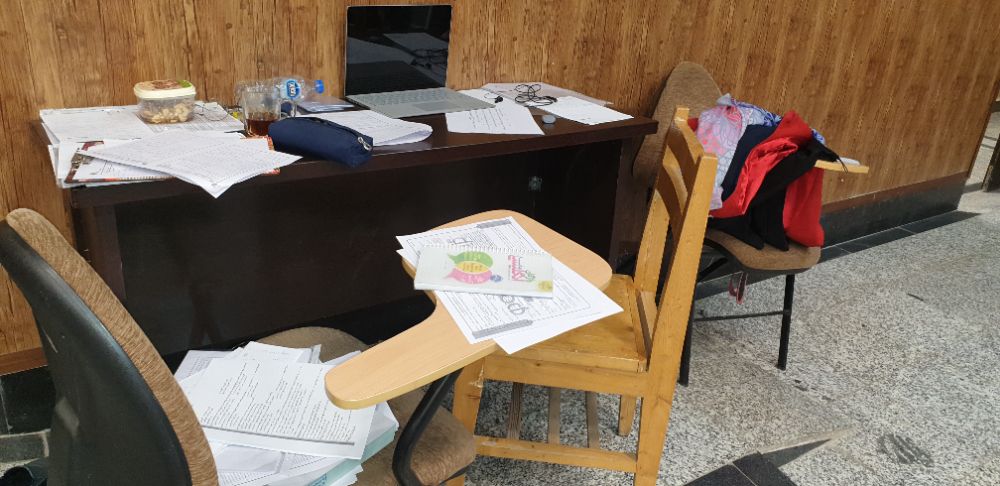 میز کثیف و عزیزم رو مشاهده میکنید :)))