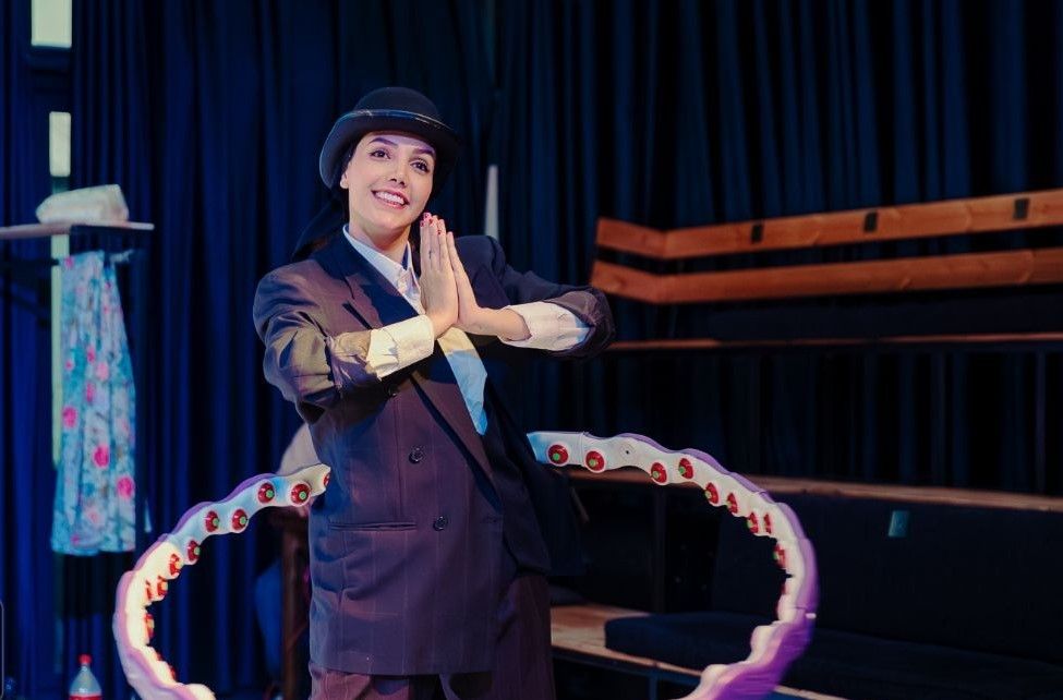 تئاتر همه چیز می گذرد تو نمی گذری