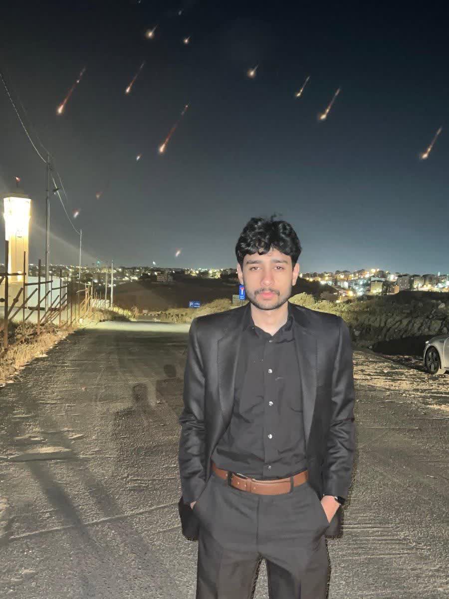 عکس یادگاری جوان اردنی با موشک های ایران