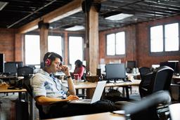 اگه اذیتت می‌کنه، می‌تونی هدفون بذاری!