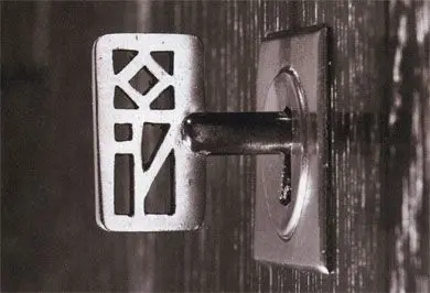 اکنون این تعهد به طراحی یک محیط برند همه جانبه است: لوگوی Werkstätte در دسته کلید کمد جاسازی شده است.