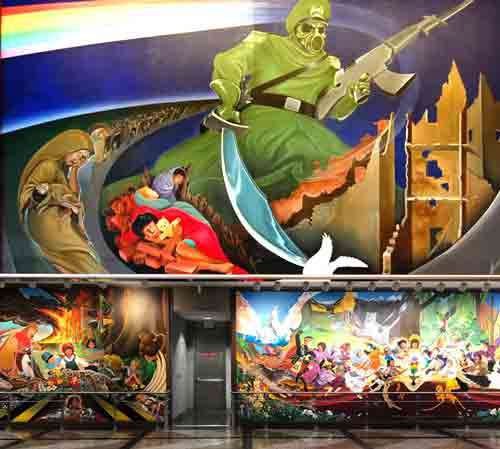 نقاشیهای عجیب و ترسناک در فرودگاه. موضوع نقاشیها اغلب کودکان هستند