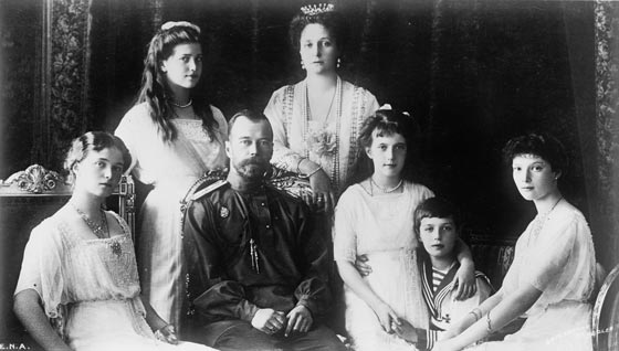 نیکولای دوم قیصر همراه با خانوادهاش؛ ولیعهد پرنس الکسی در کنار خواهرش آناستازیا دیده میشود... خانواده در سال ۱۹۱۸ توسط کمونیستهای بلشویک اعدام شدند.
