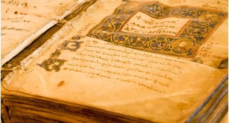 نمای کلی از کتاب قدیمی بازشده