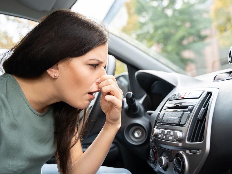 روش های از بین بردن بوی بد شیر در داخل خودرو