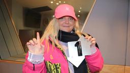 ترجمه و متن آهنگ همراه با دانلود موزیک ویدیو DANCE MONKEY از TONES AND I