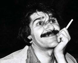 انسان آسانسورچی فقیری است که چرخ تراکتور می‌دزدد