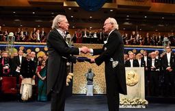 ۱۵ جایزه‌ی ادبی معتبر دنیا برای نویسندگان و شاعران