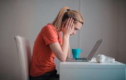 ۱۵ دلیل اینکه همیشه غمگین و ناراضی هستید