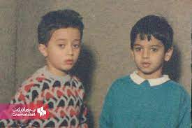 دانش آموز سمت چپ برای اینکه به شدت در کلاس تنبیه شده بود نمی توانست به تنهایی و بدون حضور دوستش در اتاق بایستد.