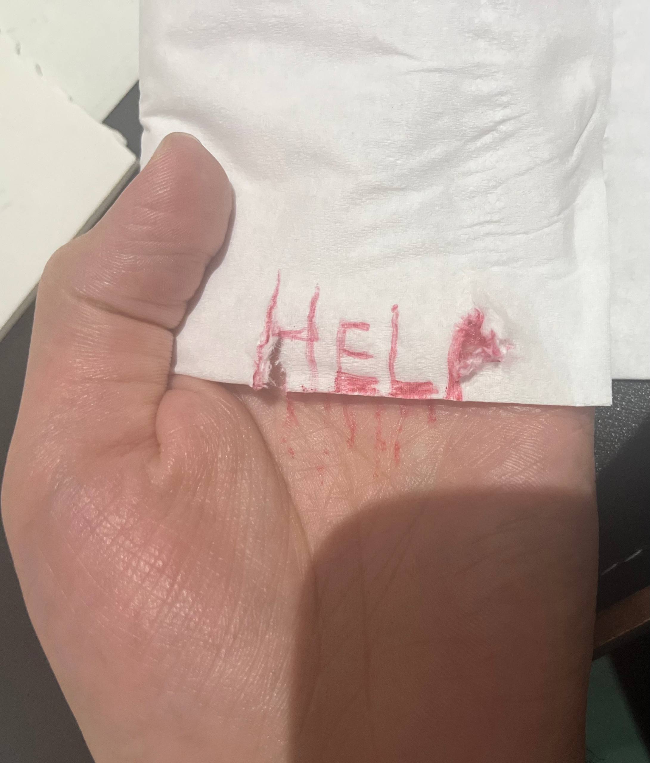 درخواست کمک خونیشده (قطرههای خون از help میچکند)