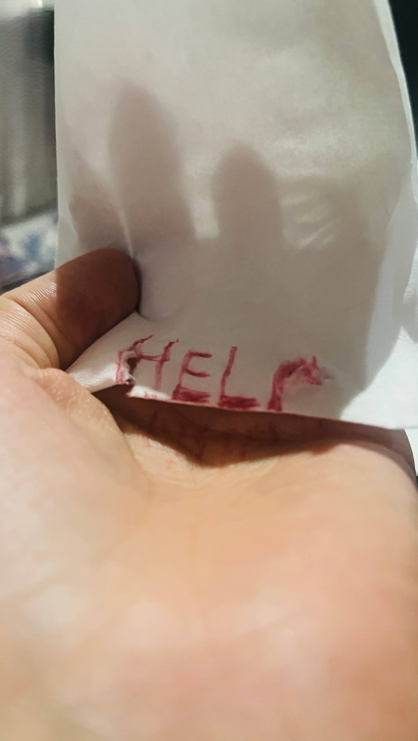 کودکان بیکمک: سایههای کودکان پشت دستمال کمک (دستمال با نماد help روی آن، نمادی از کمک که هست ولی نیست)