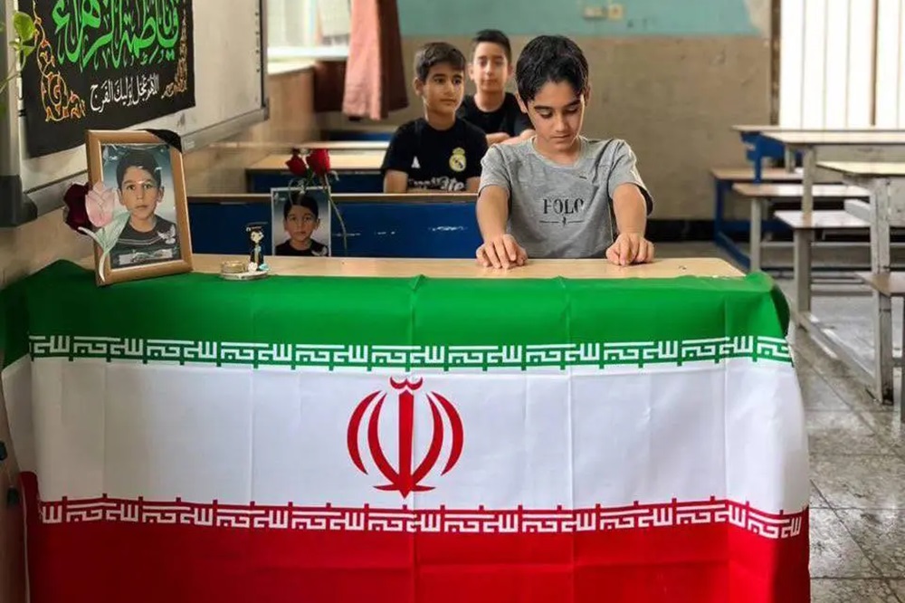 شهید مجتبی شریفی، دانشآموز نه سالهای بود که در حملات رژیم صهیونیستی در جاده اصفهان - نجف آباد همراه با خانواده خود به شهادت رسید.