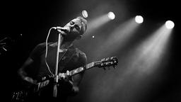 متن و ترجمه آهنگ Between these hands (بین این دست ها) از Asaf Avidan