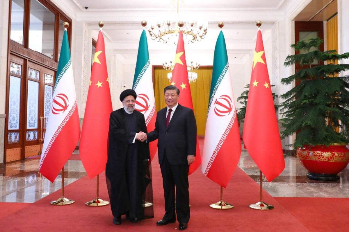 ابراهیم رئيسی، رئیس‌جمهوری ایران، و شی جین‌پینگ، رئیس‌جمهوری چین، در پکن، فوریه ۲۰۲۳‌ــ AFP