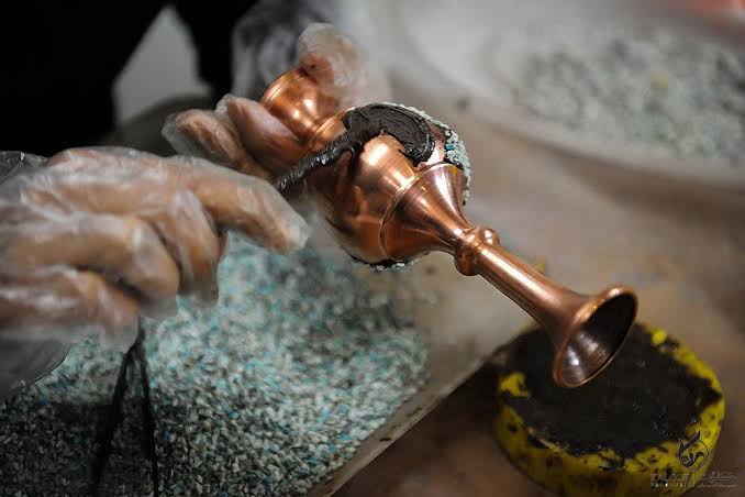 چسب زدن بر روی زیر ساخت مسی و چسباندن فیروزه