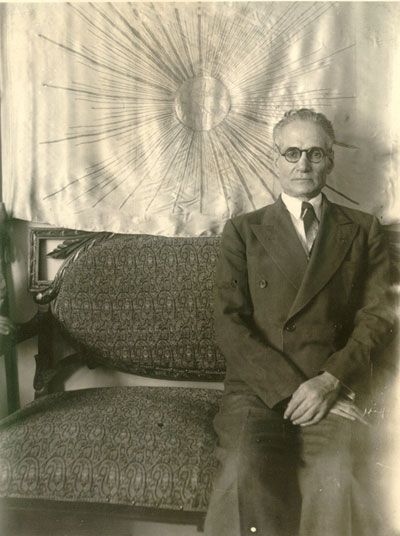 نماد باهمداد آزادگان(انجمن آزادگان) کسروی. خورشید.