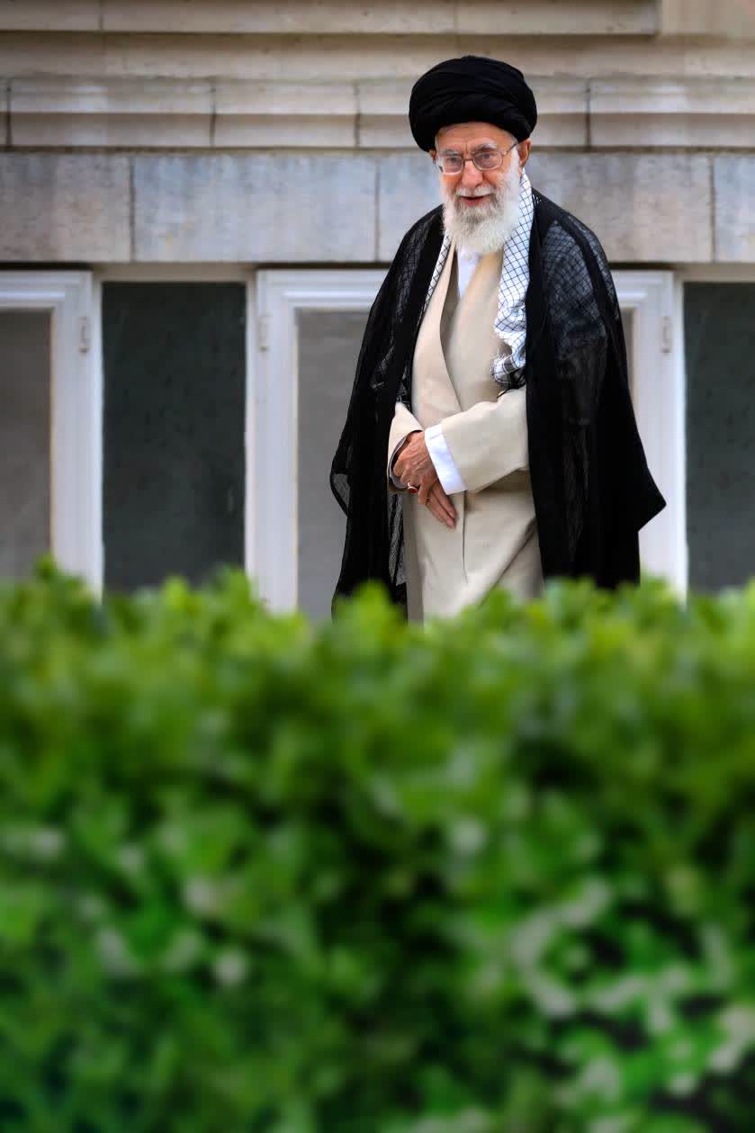 خدای خامنه ای هنوز زنده است و کار را جلو می برد ....