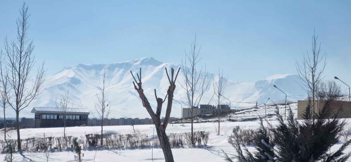 تمامی عشقهای من در یک قاب : اراک ، کوهستان و برف! عکس را خودم گرفته ام.
