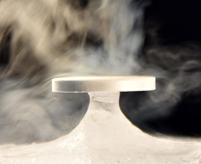 شکل ۱. تکثیر آزمایشگاهی پدیده سنگ Zen در یک لیوفیلیزر.