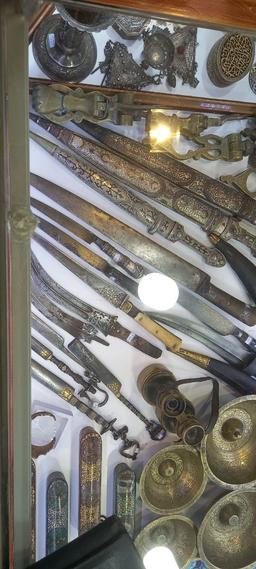 ویترینِ عتیقه‌فروشی