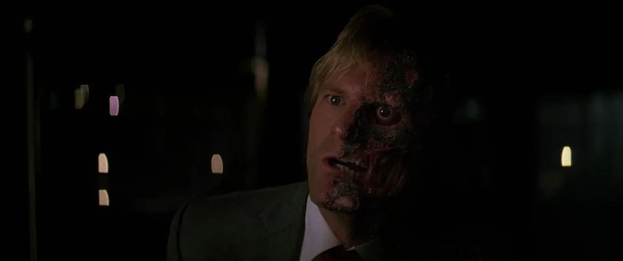 آرون اکهارت بازیگر فیلم شوالیه تاریکی در نقش هاروی دنت (شهردار - هاروی Two-Face)