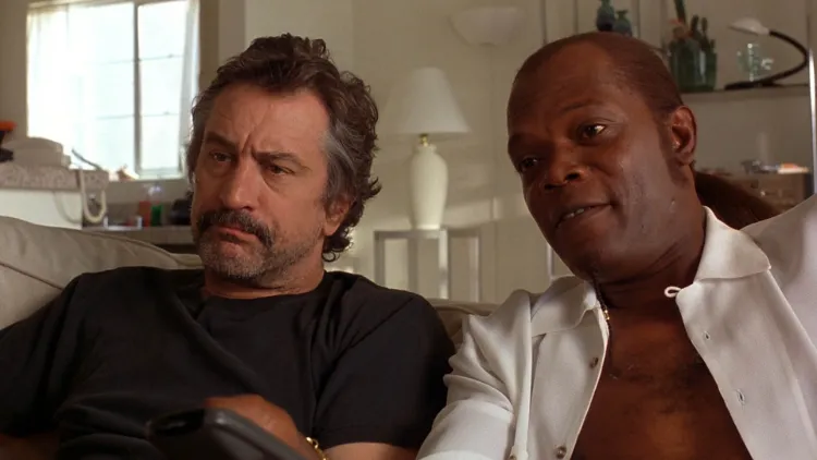 نقد و بررسی فیلم “جکی براون” (Jackie Brown): فیلمی از تارانتینو با طعم واقع‌گرایی و شخصیت‌پردازی عمیق