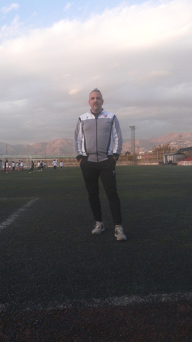 این اثر حمید محمودی مدیرعامل و سرمربی تیم فوتبال حامی تهران را به تصویر میکشد