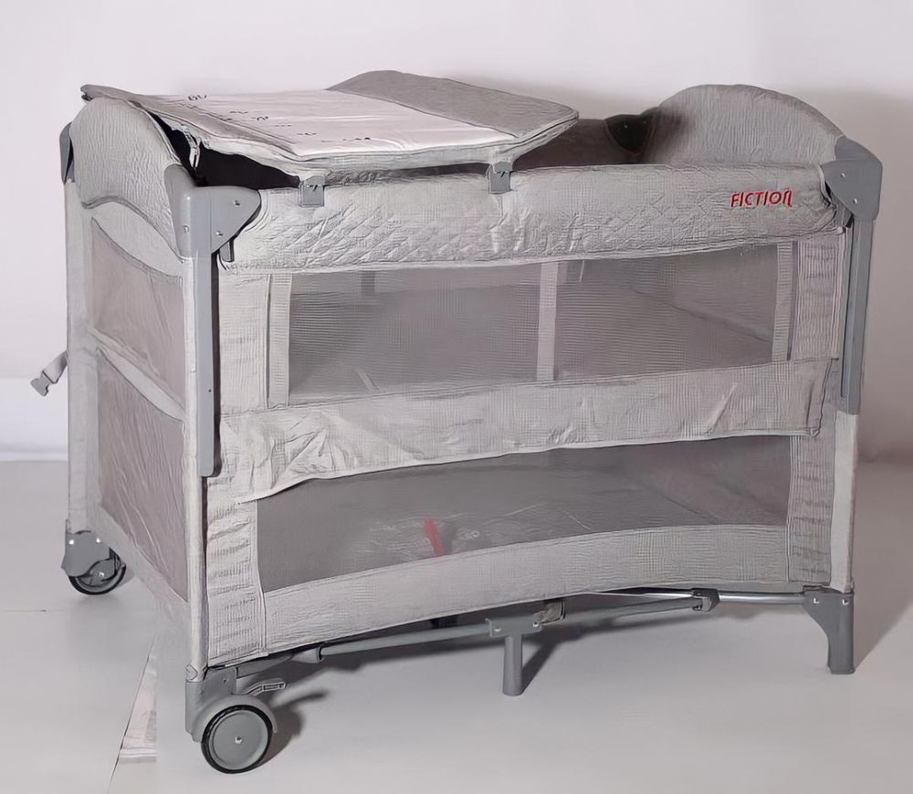 تخت پارک کنار مادرشو فیکشن