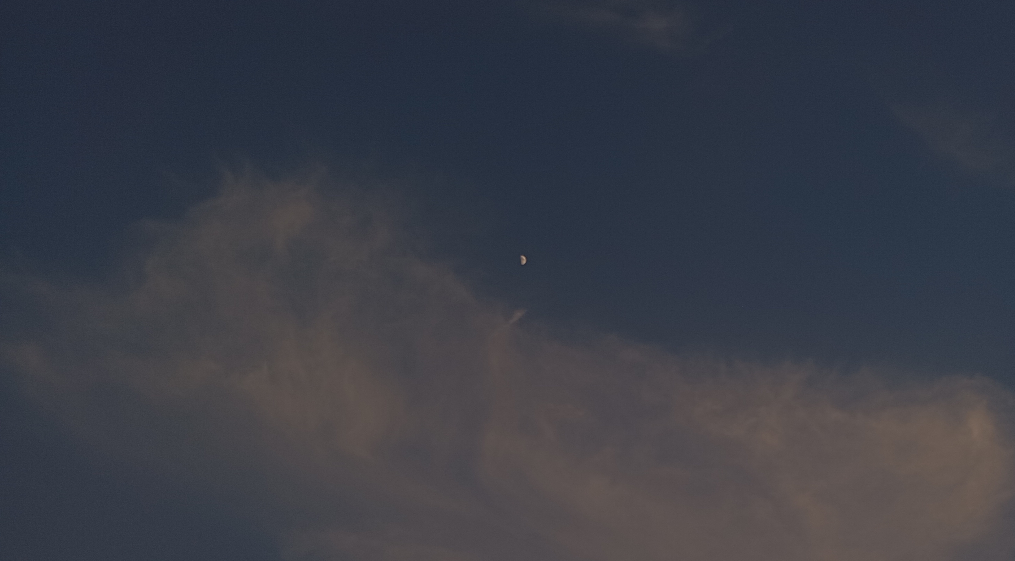 من آسمانِ پر از ابرهای دلگیرم...