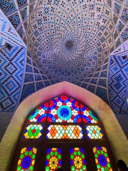 نور بازی شیشه های مسجد نصیر الملک
