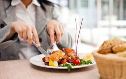 12 توصیه درباره کمتر غذا خوردن و رعایت نکات رژیمی ‌در رستوران‌ها