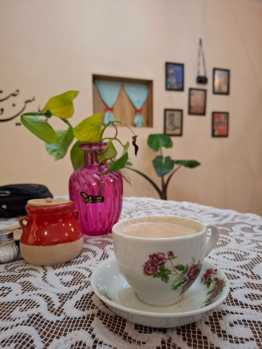 این کافه ای هم که با دوستانم رفتم خیلی دنج و زیبا بود .این چای ماسالا هم مال من است و بسی خوش طعم بود.