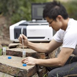 دستگاه اسپکتروفتومتر چیست و اجزای آن کدامند؟