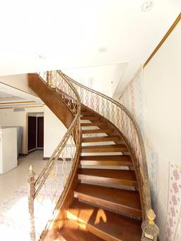 نرده چوبی مدرن فضای باز دارای چه ویژگی هایی است؟