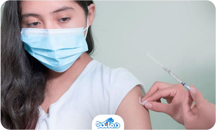 تصویری از نوجوانی که در حال دریافت واکسن است.