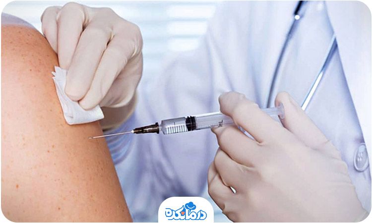  تصویری از فردی که در حال دریافت واکسن است.