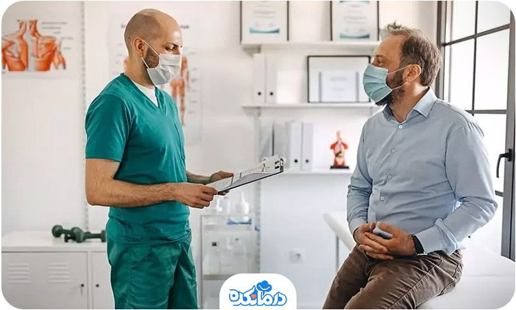 تصویری از مردی که در حال صحبت کردن و مشورت با پزشک است.