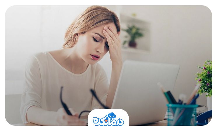 اگر بعد از نگاه کردن به صفحه نمایش چشمهایتان خشک میشود و سردرد شما بیشتر در ناحیه پشت چشم ایجاد میشود، احتمالا این مشکل به دلیل خستگی و خشکی چشم ایجاد میشود.