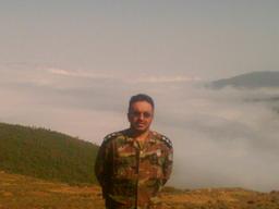 آن دو نفر با لباس ارتش . از ما نیستند