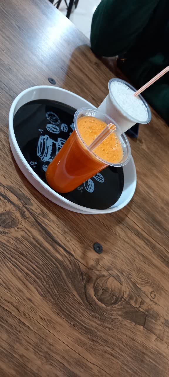 دقیقا مثل قرار قبل که با حسین داشتم ، من آب هویج سفارش دادم و آقا ابالفضل شیرموز. واقعا عجیبه ...