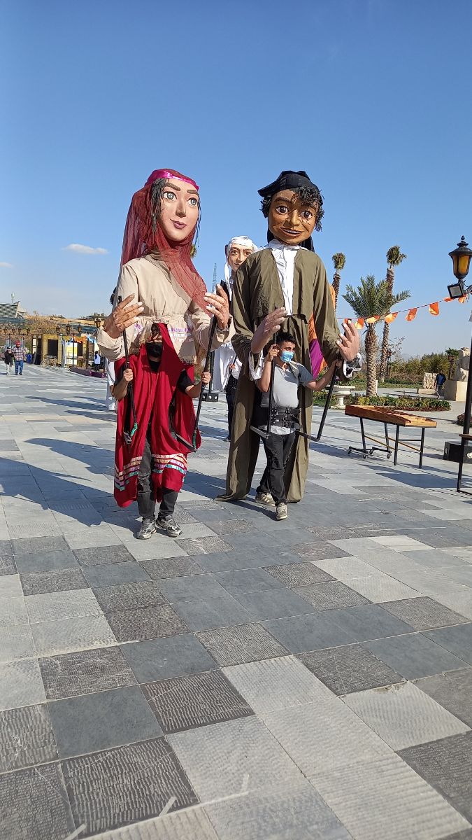 توی پارک ازین ها داشت ، برای افطار میخواستند برنامه اجرا کنند. برنامه افطاری ساده هم بود تو پارک ..