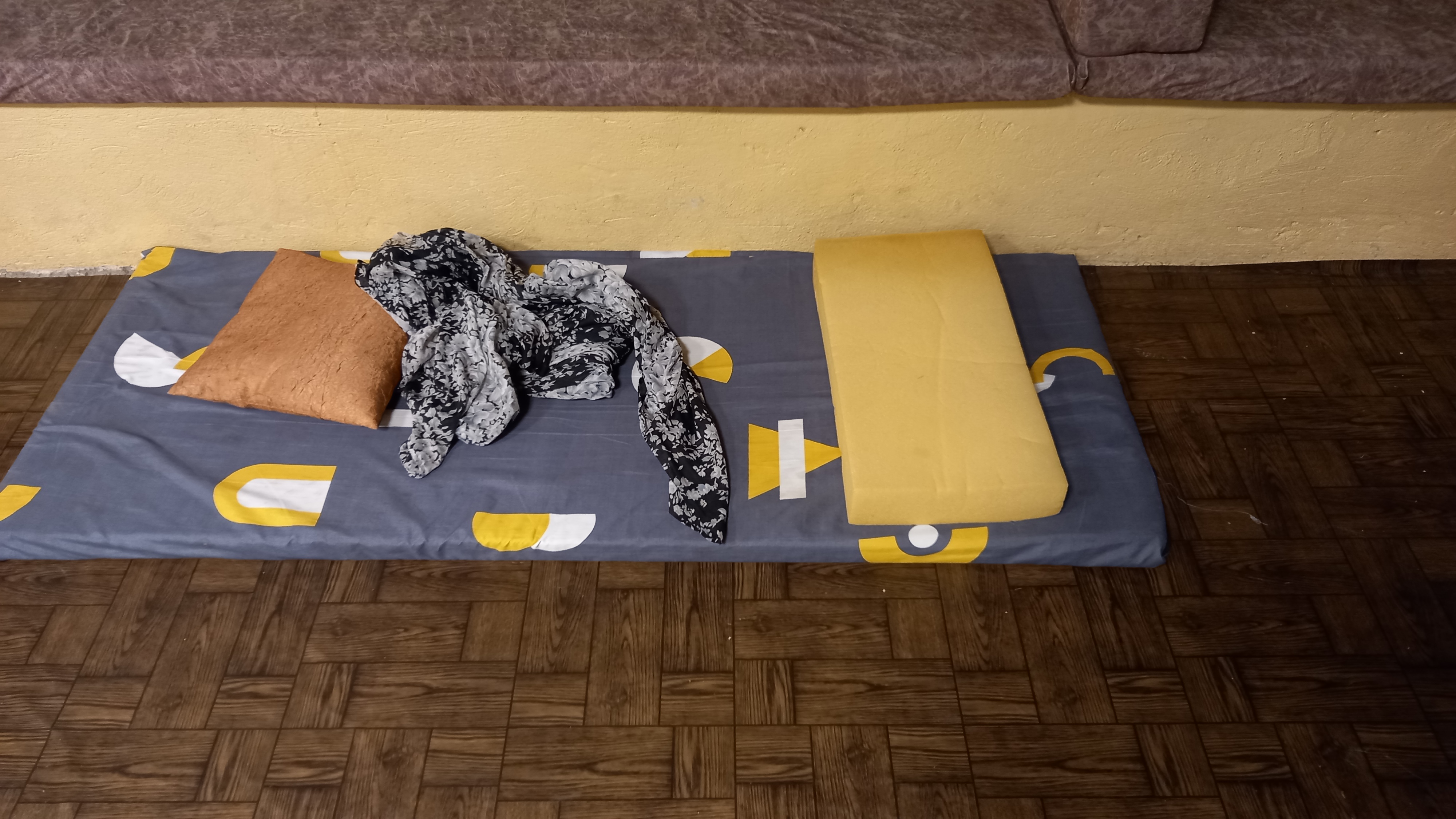 چادر و متکا برای بین زانوهام از مشهد برده بودم برای خودم