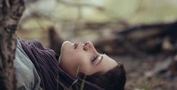 افسردگی چیست؟ 12 مورد اصلی از علائم ، نشانه و عوامل افسردگی