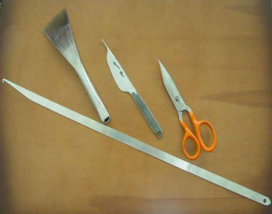 -به ترتیب از راست به چپ: قیچی، قلاب، دفه، سیخ