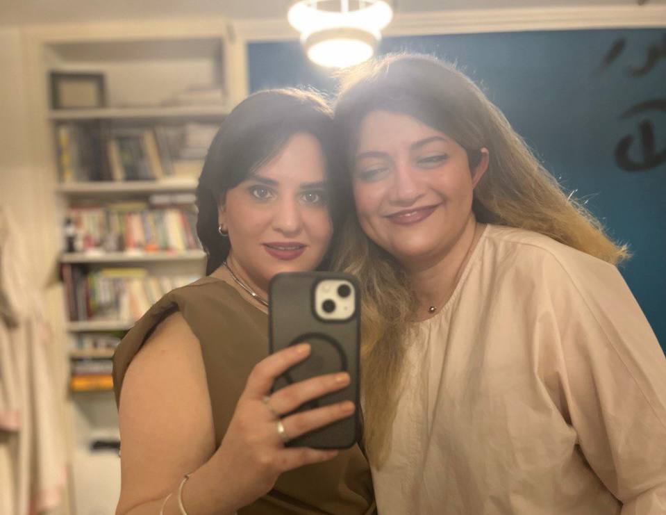 تصویری از من و آتنا خانوم یکی از دویست سیصدباری که شام خونه ما مهمون بود