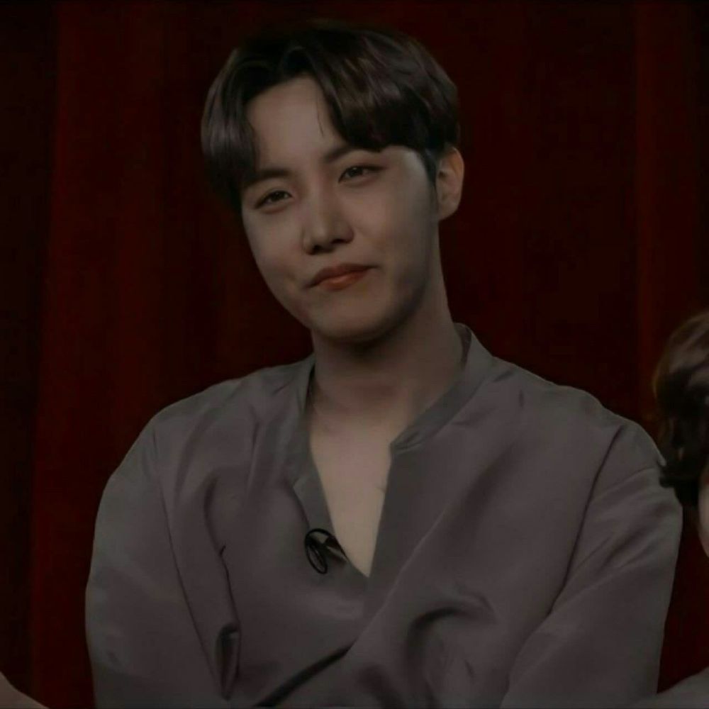 امروز برای من یه روز خاصه، یه روز بزرگ☺️
یه روزی که دوست دارم برم روی بلندترین نقطه ی دنیا و اون رو فریاد بزنم با تمام وجودم✨
توی سال ۱۹۹۴ فوریه ۱۸
یه پسر کوچولو به دنیا اومد?
مثل خورشیدی که همون روز طلوع کرده بود درخشان بود?✨
شیطونی های کودکانه و خنده های پر سر و صداش ، گریه هاش وقتی میوفتاد همه این خاطرات براش تجربه شد .
بزرگتر که شد ...
شد امید تمام دنیا?✨
شد قشنگترین رویای قبل از خواب یه دختر?✨?
یه سنجاب کوچولو و بامزه که کلی خاطرات خوب برای ما به جا گذاشته?✨
امید من ، رویای من ، سنجاب کوچولوی من?
بهترین هارو برات آرزو میکنم ?
بهترین حال رو برات آرزومندم?
و اینکه بدون امروز نه تمام روز تمام هفته تمام سال های زنگدیت حتی ثانیه هاش رو بدون اینکه ناراحت باشی برات آرزو میکنم?
امیدوارم اگر مشکلی برات پیش اومد بتونی لبخند بزنی و باهاش بجنگی?
جنگجوی امید من تولدت مبارک?✨