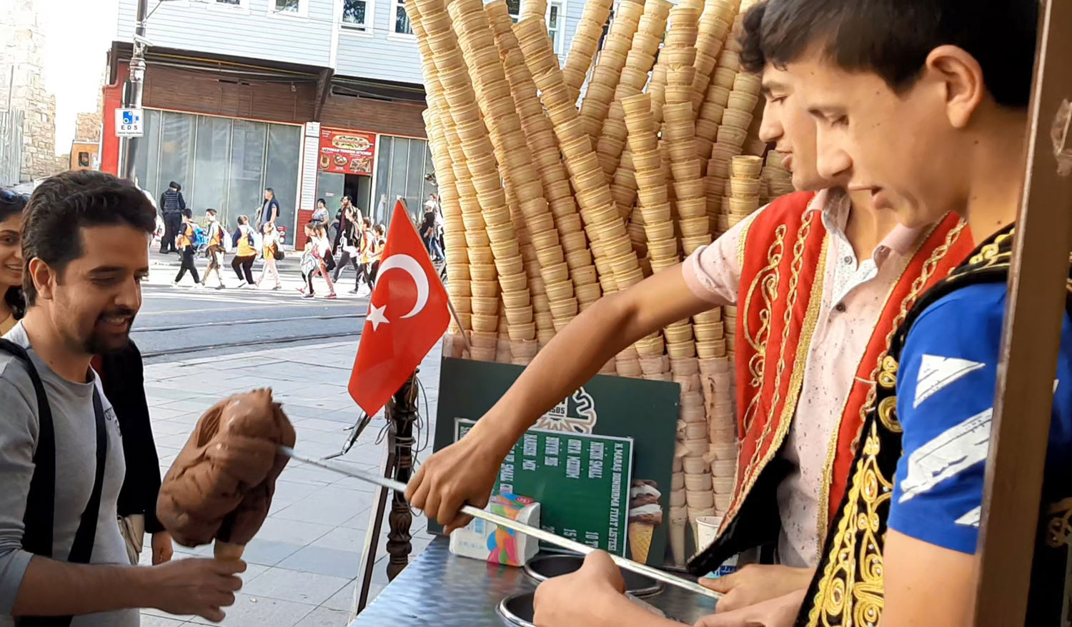 این بستنی فروش ها رگ خواب توریست هارو خوب یاد گرفتن و البته پول تو جیب توریستم خوب می شمرن