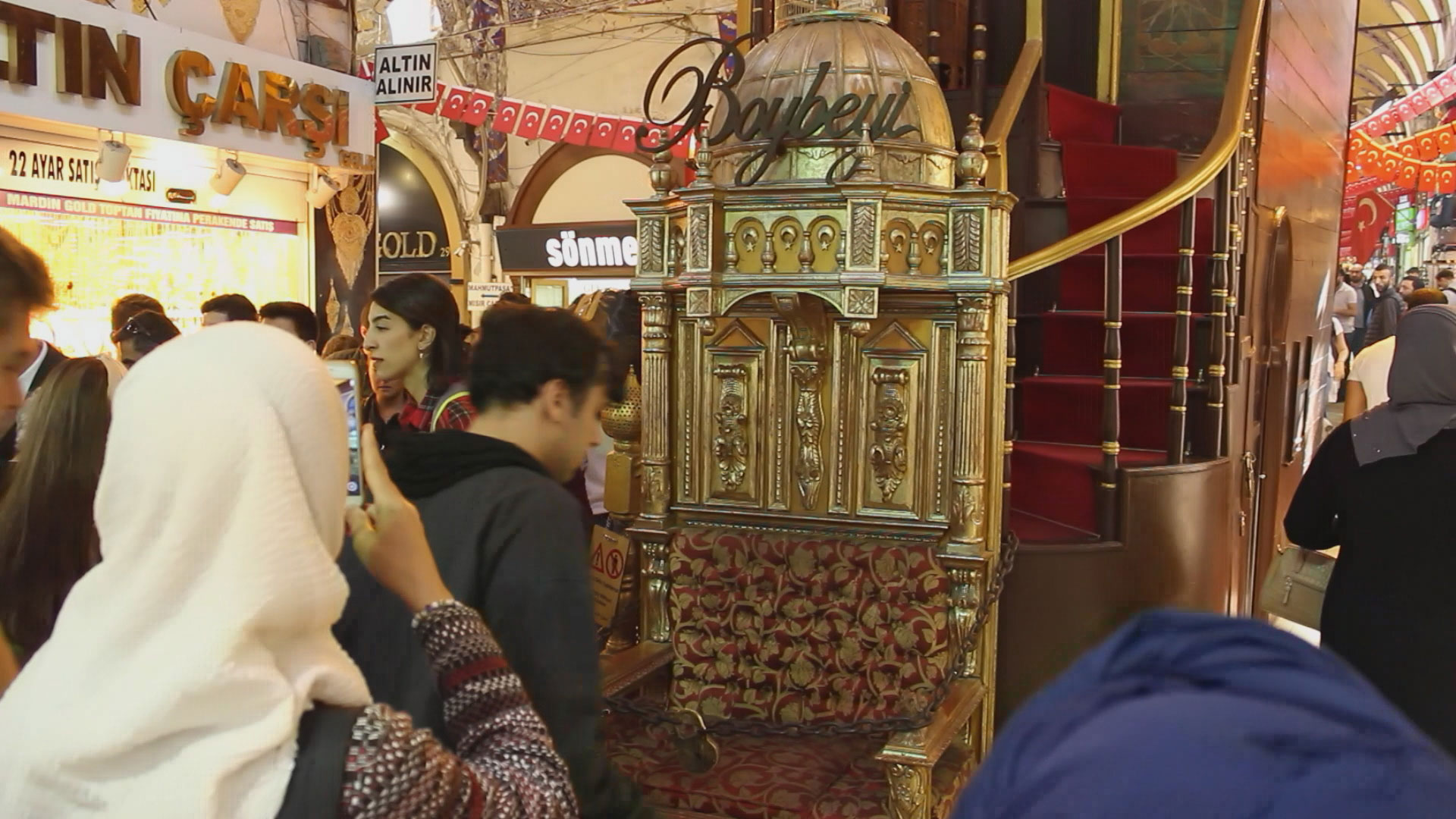 آخرشم نفهمیدم این ضریح وسط بازار چی بود!